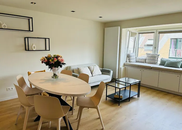 Hip En Lichtrijk Appartement Vlakbij Het Strand