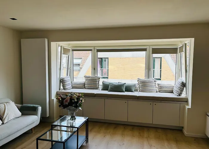 Hip En Lichtrijk Appartement Vlakbij Het Strand